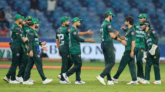 Asia Cup 2025: पाक-यूएई मैच में हुआ हादसा, अंपायर के सिर में लगी गेंद