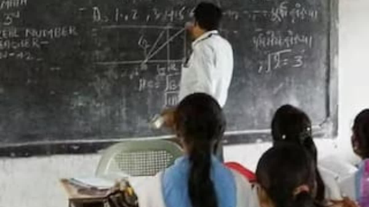 बिहार में शिक्षा विभाग की बड़ी कार्रवाई: राजनीतिक दल के पक्ष में प्रचार-प्रसार करने वाला शिक्षक सस्पेंड