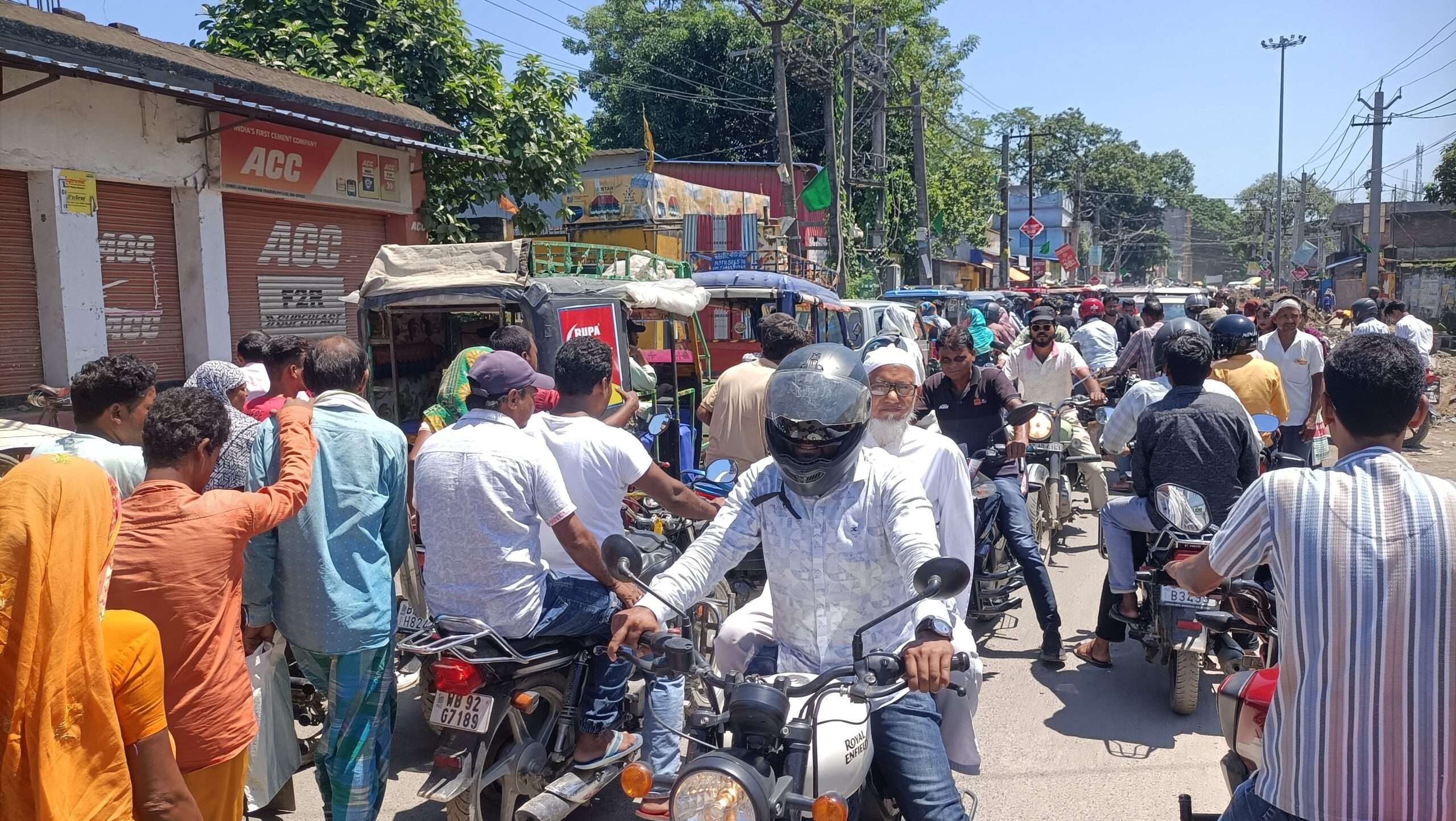Kishanganj Traffic Jam: कड़कड़ाती धूप में घंटों फंसे लोग, गांधी चौक से मारवाड़ी कॉलेज तक ठप रहा ट्रैफिक