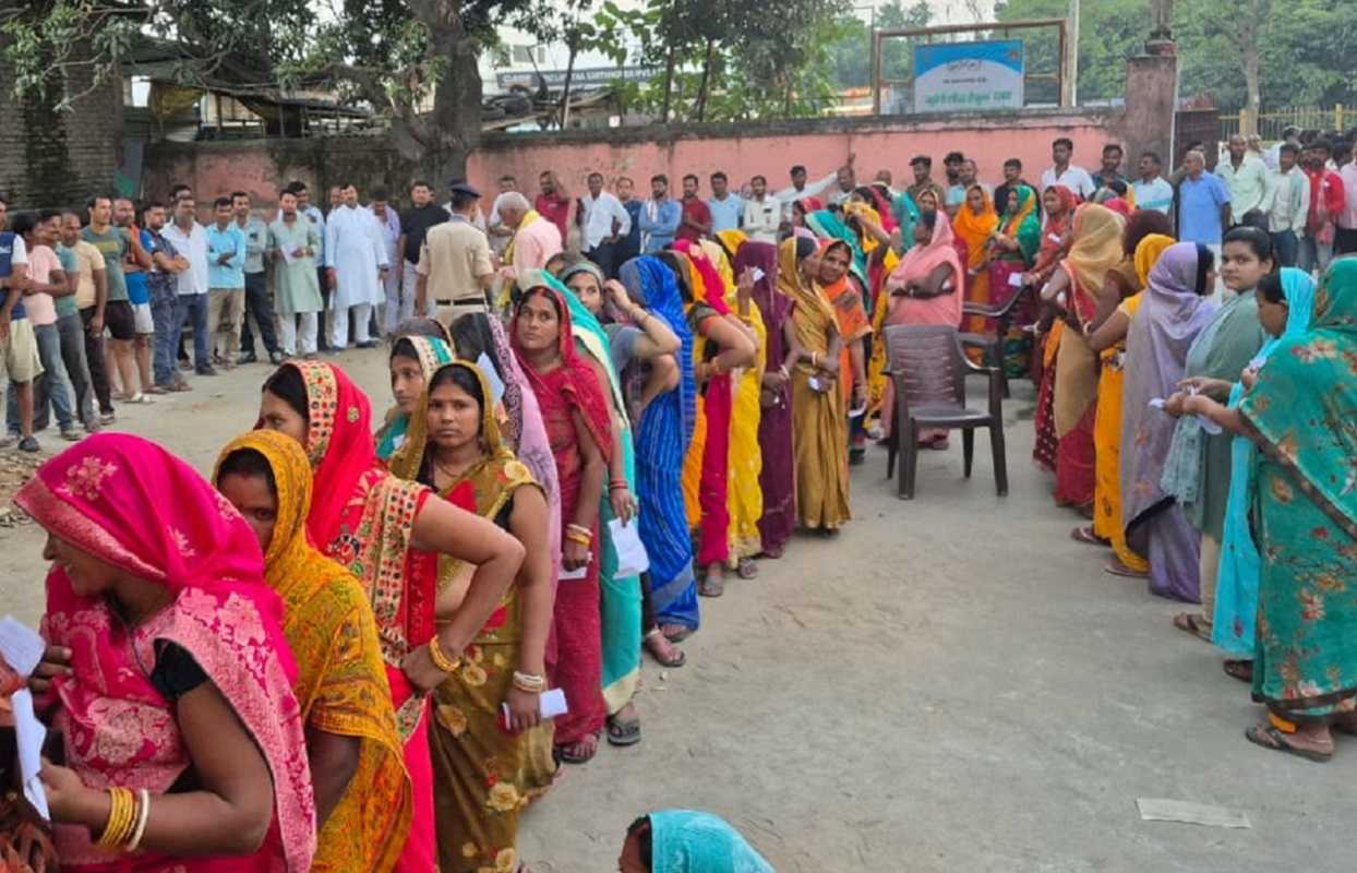 बिहार चुनाव 2025: महिलाओं ने पुरुषों से अधिक मतदान किया, लगभग आधे क्षेत्रों में 10% से ज्यादा बढ़त