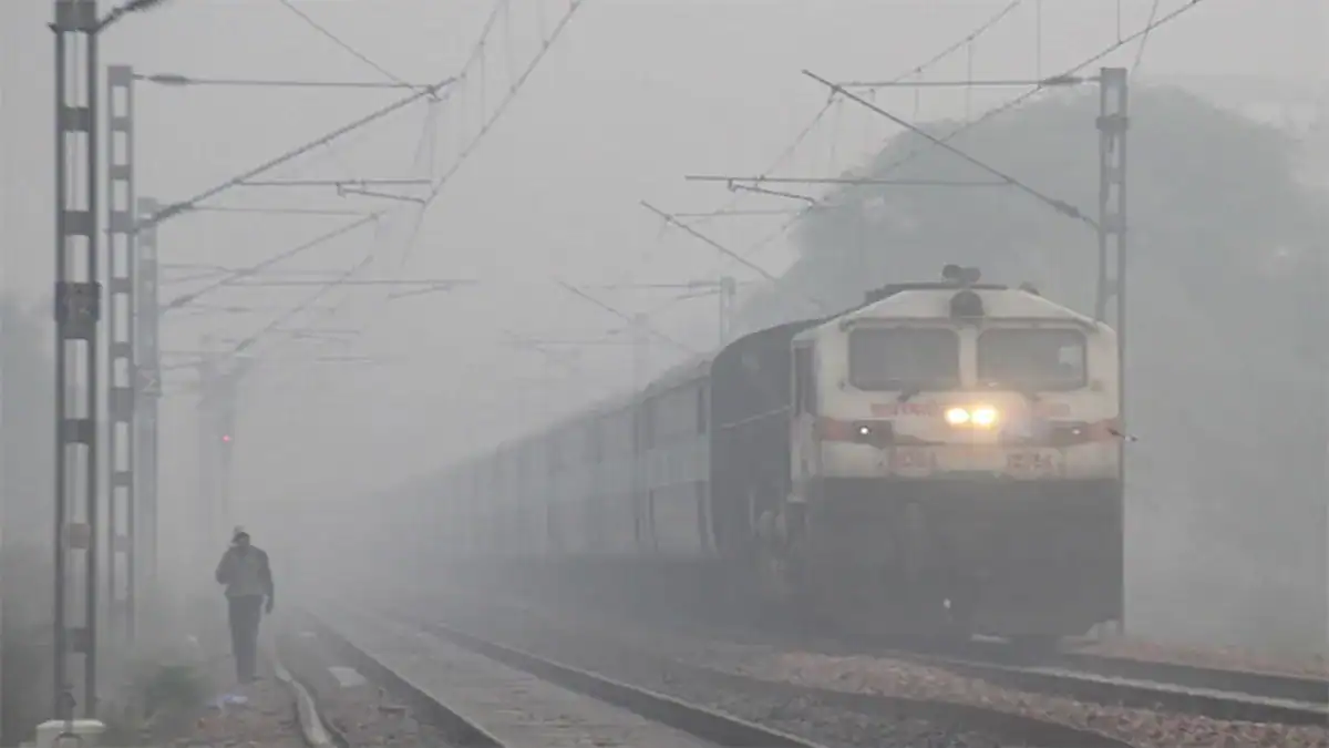 कटिहार में घने कोहरे का असर, रेल परिचालन प्रभावित; यात्रियों को सतर्क रहने की सलाह