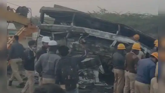 कर्नाटक में भीषण सड़क हादसा: ट्रक-बस की टक्कर के बाद लगी आग, 9 लोगों की मौत