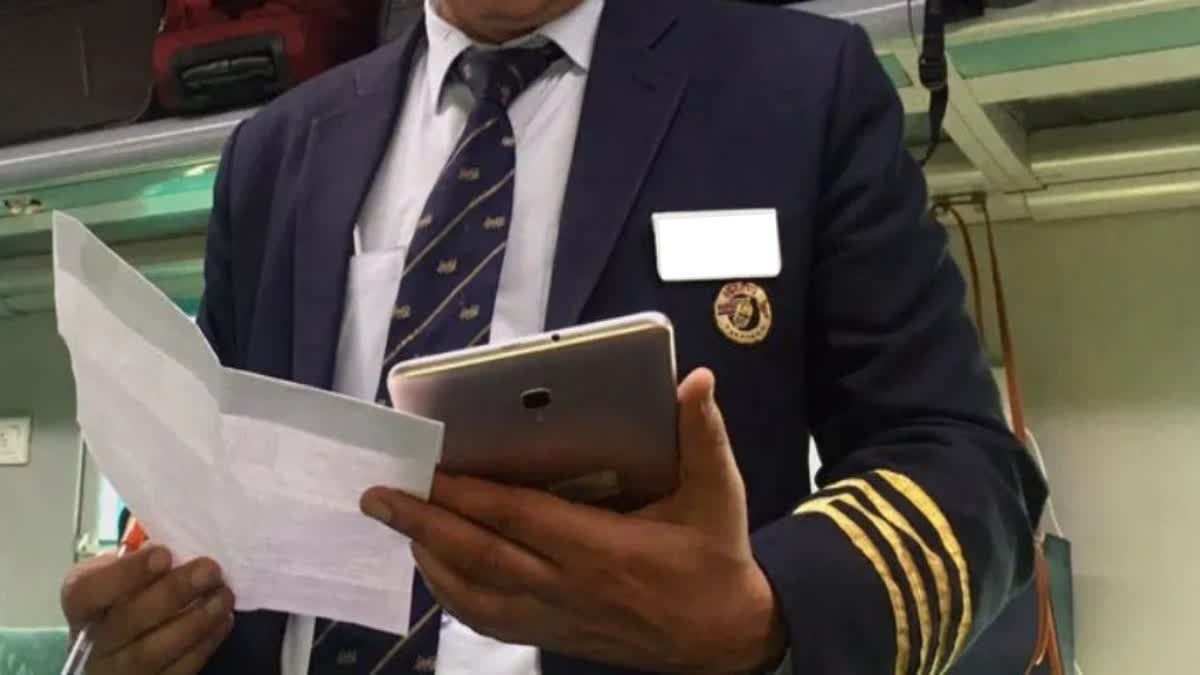 एक ही ट्रेन में असली और नकली TTE बागमती एक्सप्रेस में यात्रियों से अवैध वसूली करता शिक्षक रंगे हाथों पकड़ा गया
